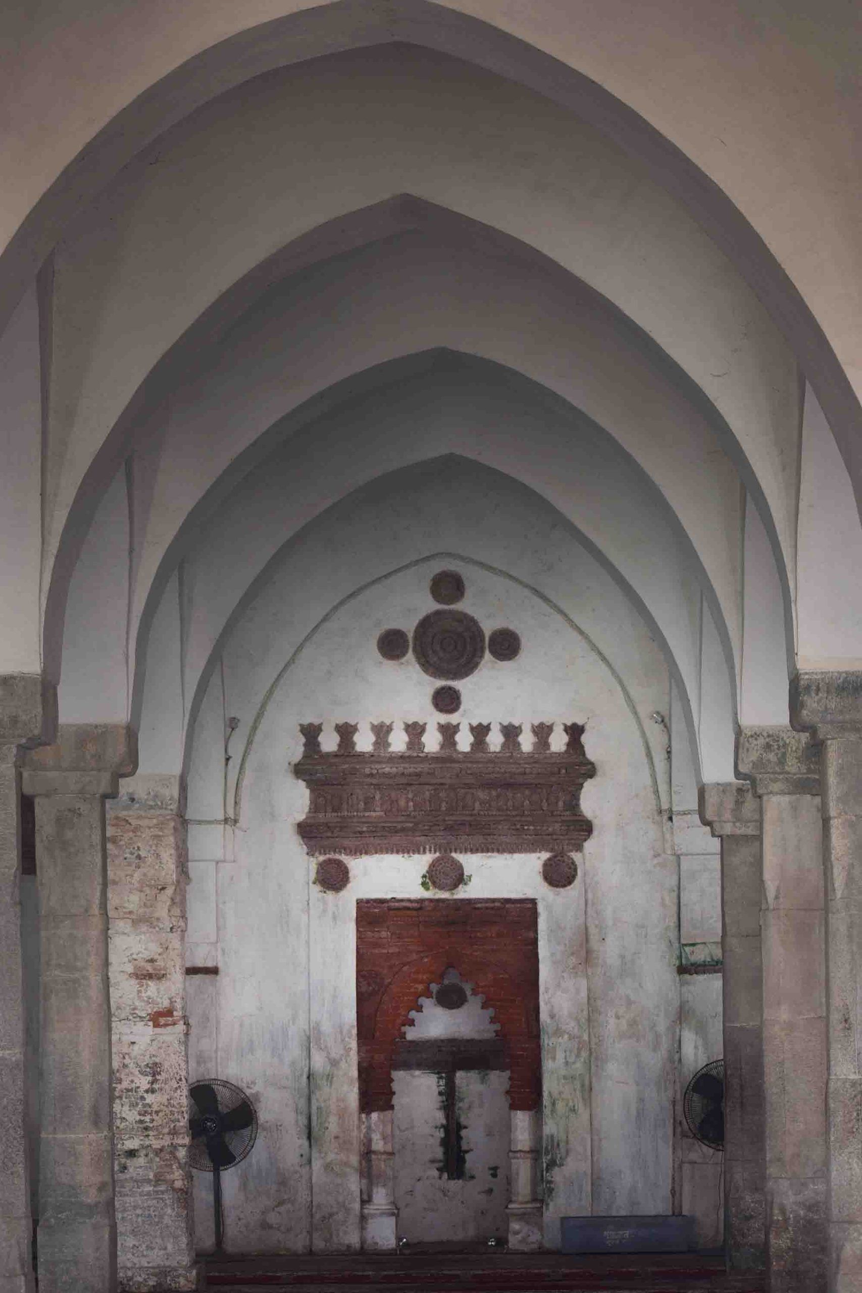 ষাট গম্বুজ মসজিদের ভিতরের ছবি 